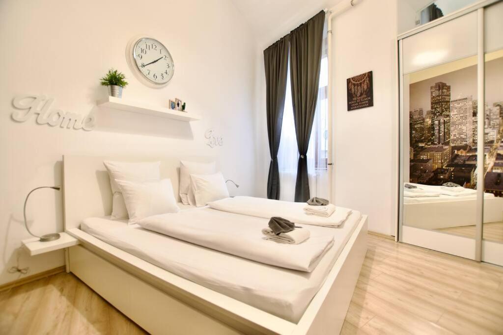 Standard Apartment By Hi5- Podmaniczky Street Budapest Exterior photo